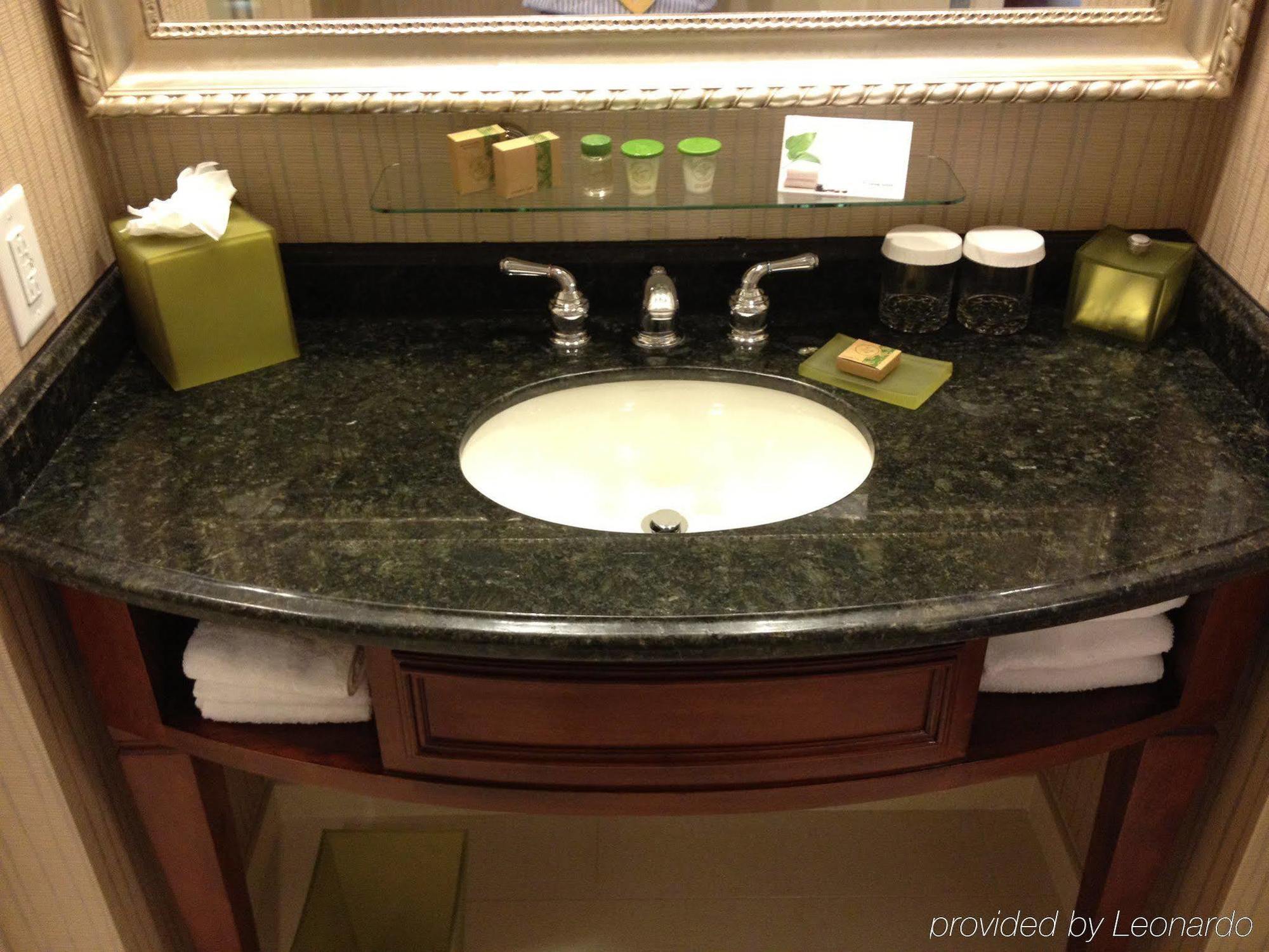 Town & Country Inn And Suites Чарлстон Номер фото