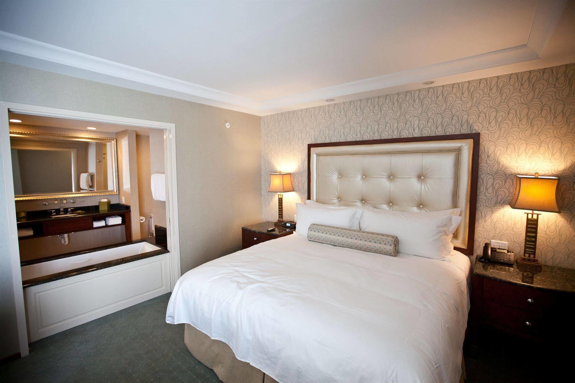 Town & Country Inn And Suites Чарлстон Екстер'єр фото